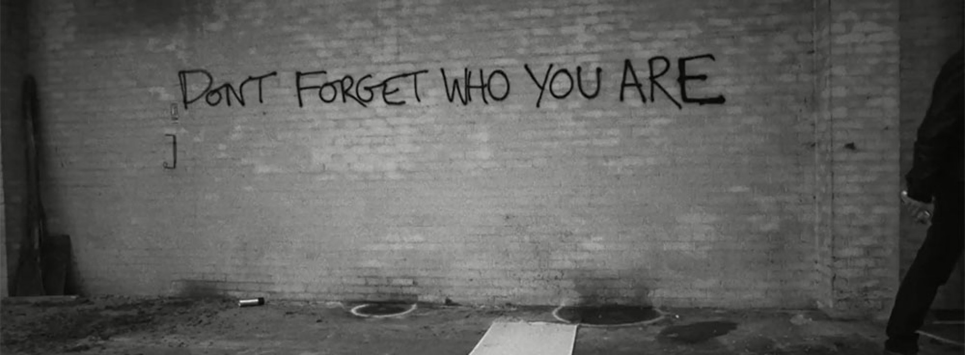 Really you forget me. Don't forget. Who are you надпись на стене. Don't forget who you are. Forgetting who you are.